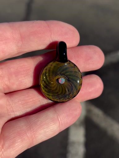 Preview pic of Gold fumicello pendant with opal coin