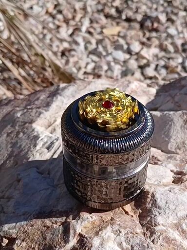 Preview pic of Gold and silver spin top grinder