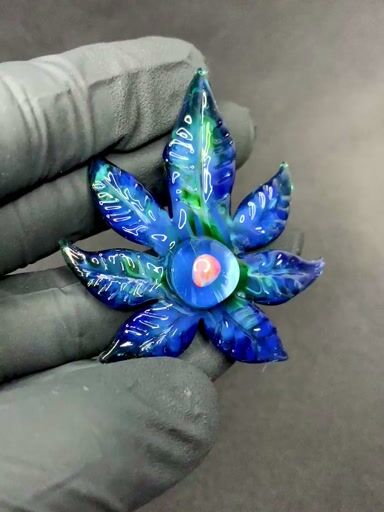 Preview pic of Exp Cosmos/Xenomorph/Blu V leaf pendant