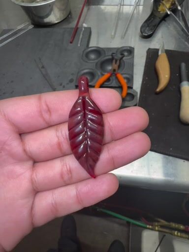 Preview pic of Leaf pendant