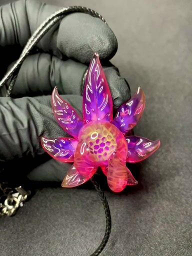 Preview pic of Telemagenta honeycomb drip leaf pendant